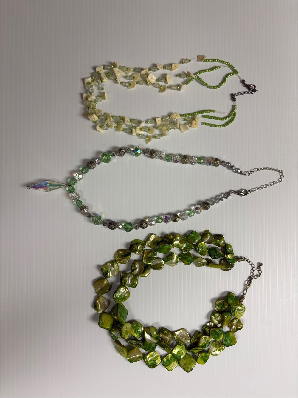 Lot of three beaded necklaces.
Mix of shell/ceramic/beads
